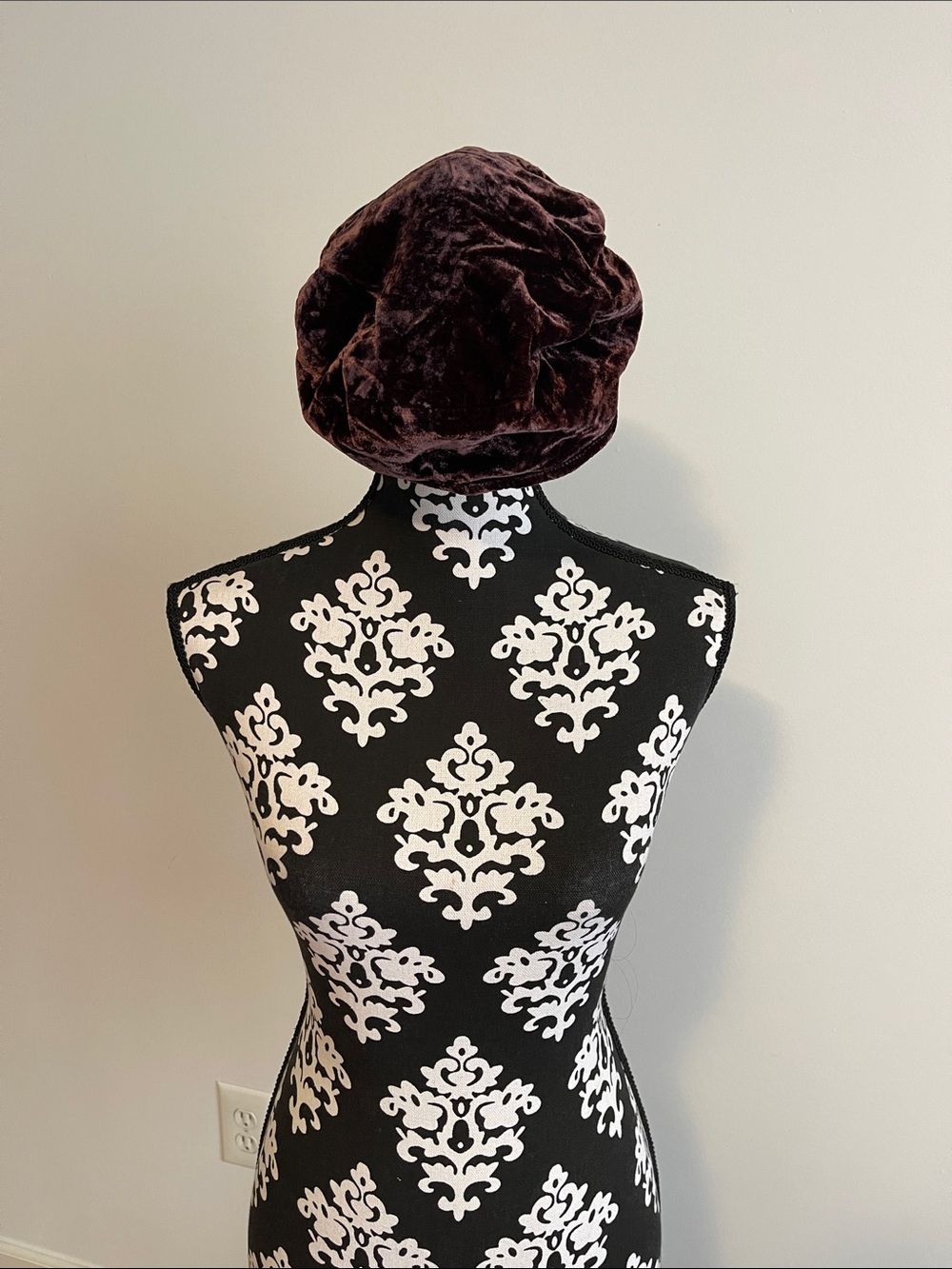 Liz Claiborne Velvet Slouchy Hat in Deep Brown